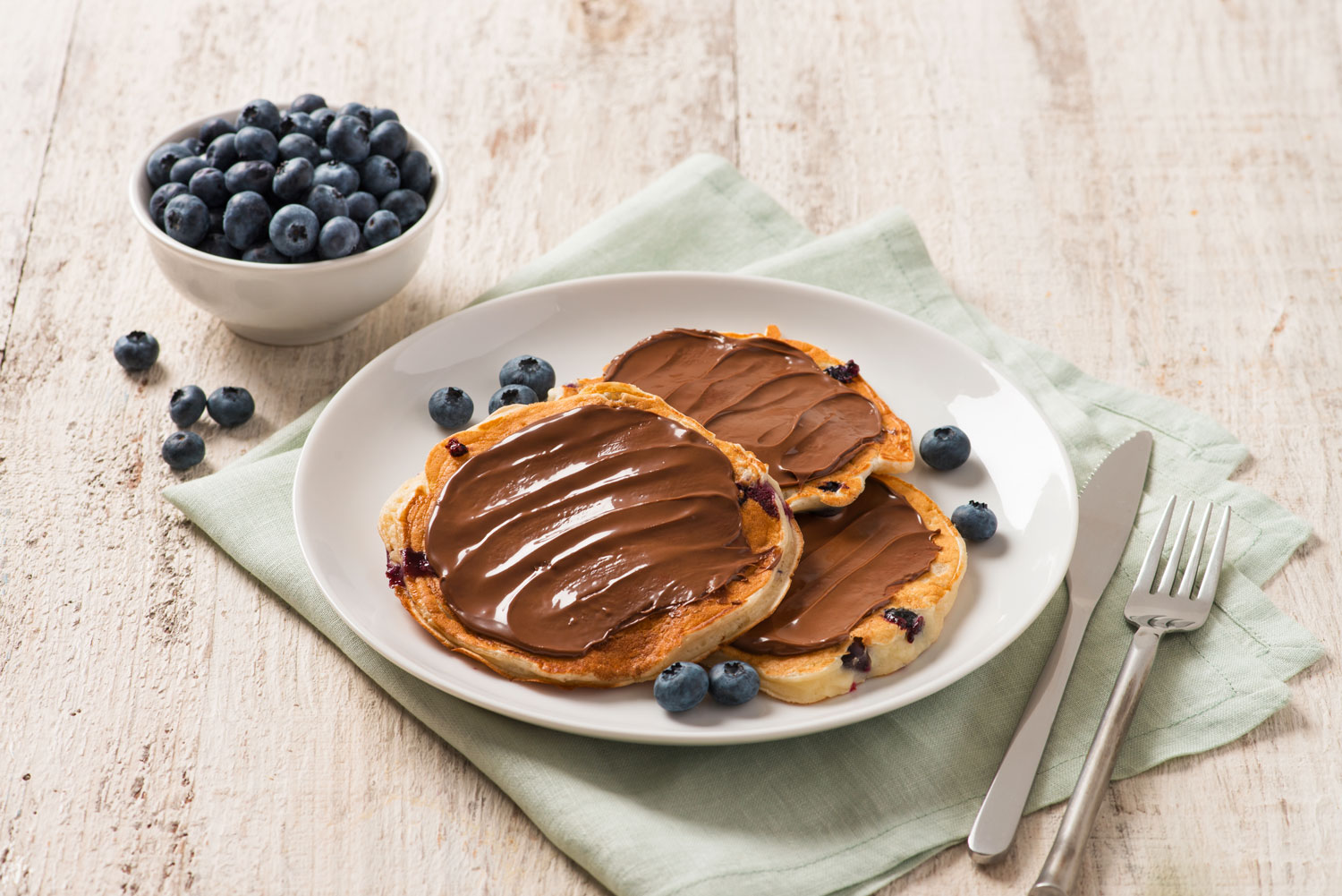 Pancakes de suero de leche con Nutella®, arándanos y frutillas