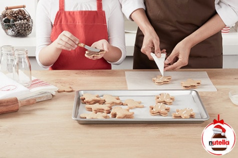 Gingerbread men biscuits with Nutella® 4 | Nutella