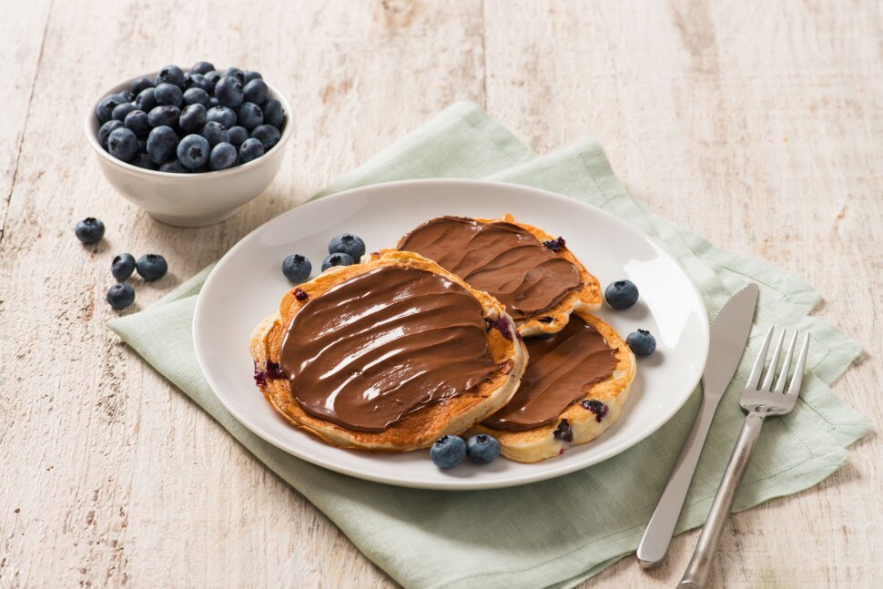 yogurt-and-berry-pancakes-with-nutella