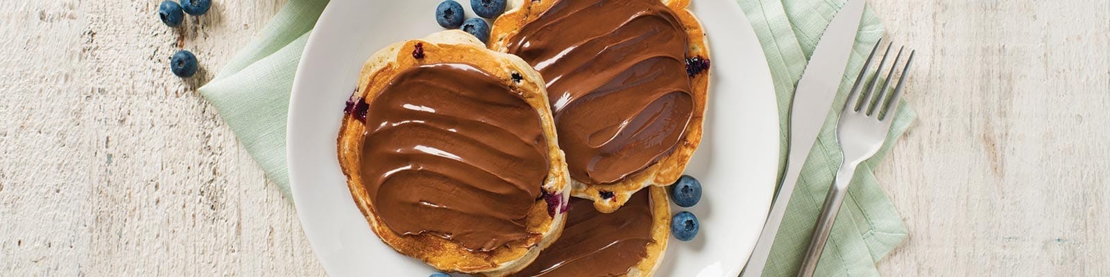 Pancakes au yaourt et aux fruits rouges avec de la pâte à tartiner aux noisettes Nutella®