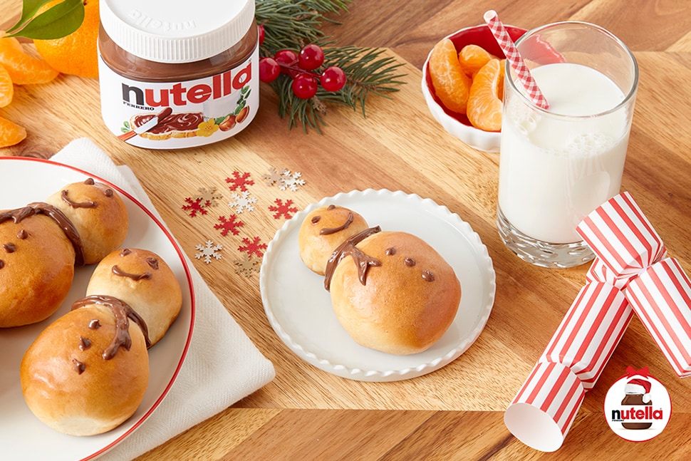 Bonhommes de neige aux petits pains au lait à la crème et Nutella®