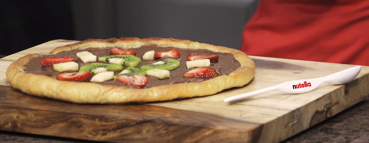 Pizza com fruta e Nutella® para o pequeno-almoço