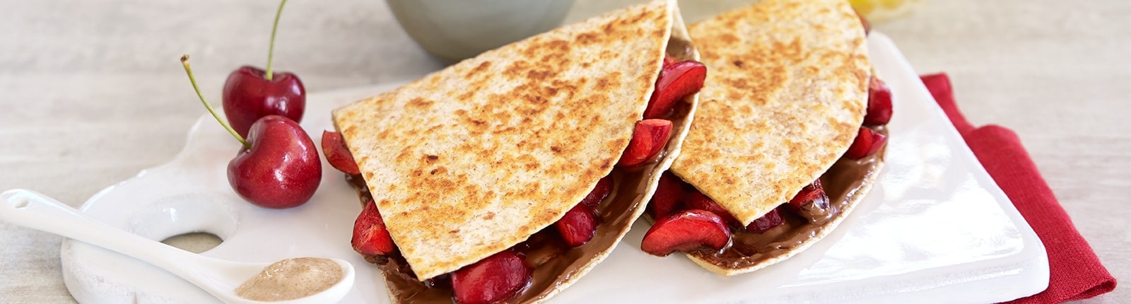 Quésadillas à la cerise avec yogourt à la cannelle et Nutella<sup>®</sup>