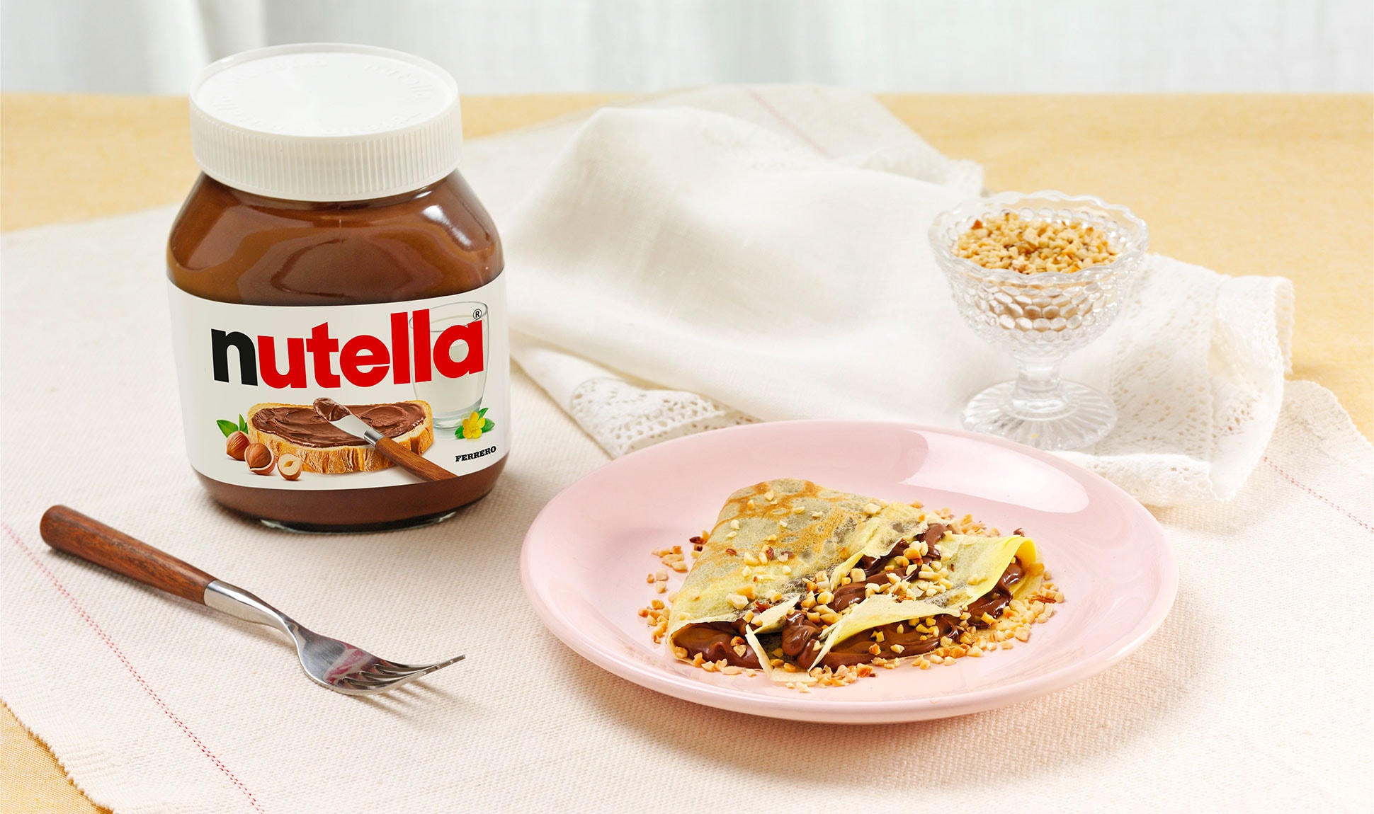 Palačinky s pomazánkou Nutella® a lískovými ořechy