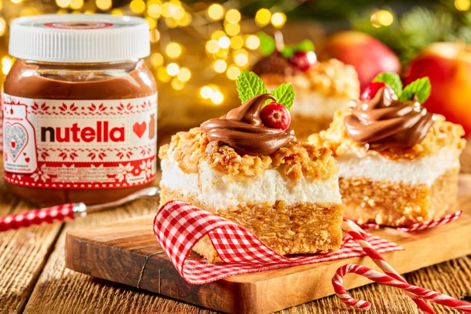 Jablkový koláč s pusinkami a nátierkou Nutella<sup>®</sup> na Vianoce