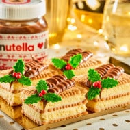 Jednoduchý vánoční cheesecake se sušenkami a s pomazánkou Nutella® na vánočním stole.