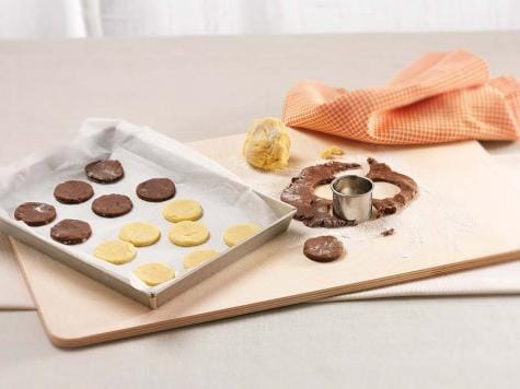 Dvoubarevné sušenky s pomazánkou Nutella® - KROK 2