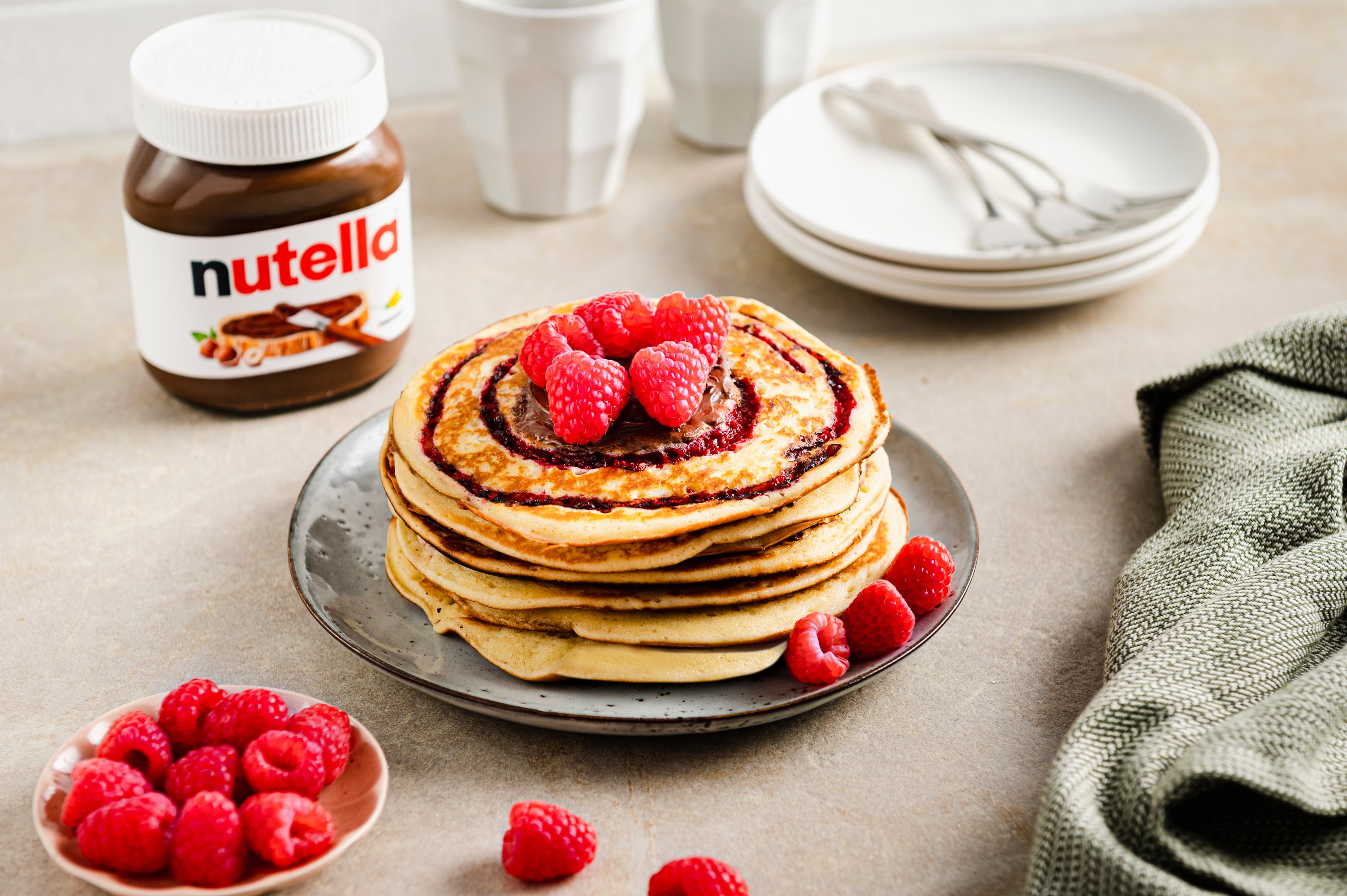 Pancake-Torte mit Himbeer-Swirl und nutella® 