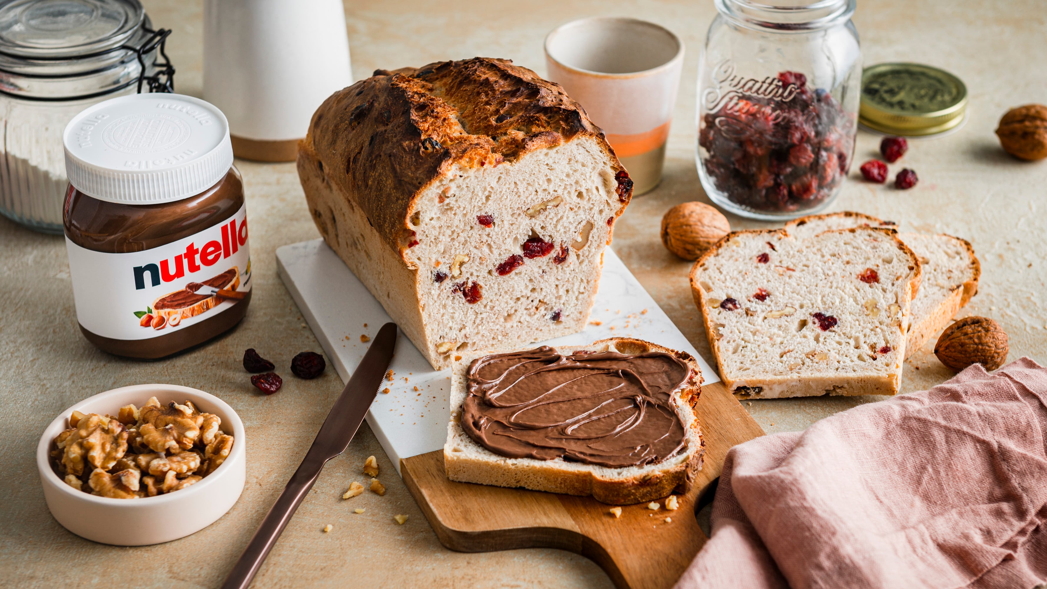 Walnussbrot mit Cranberries und nutella®