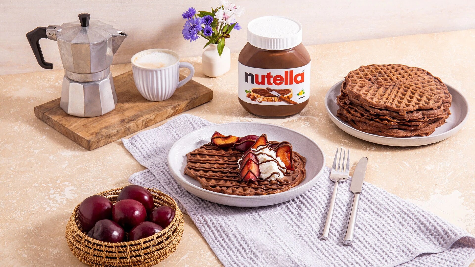 Schokowaffeln mit Ricotta, dunklen Pflaumen und nutella