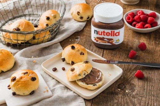 Mazsolás zsemle Nutella®-val