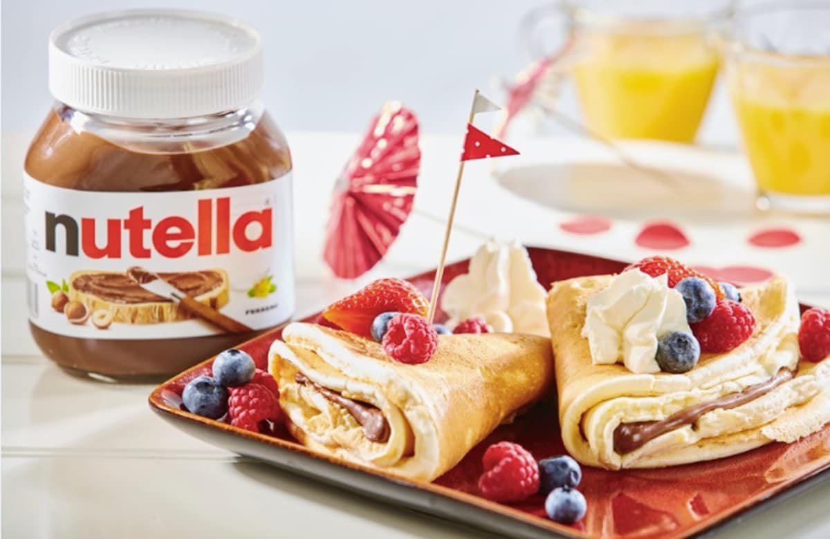 Crêpes con fruta y nata montada