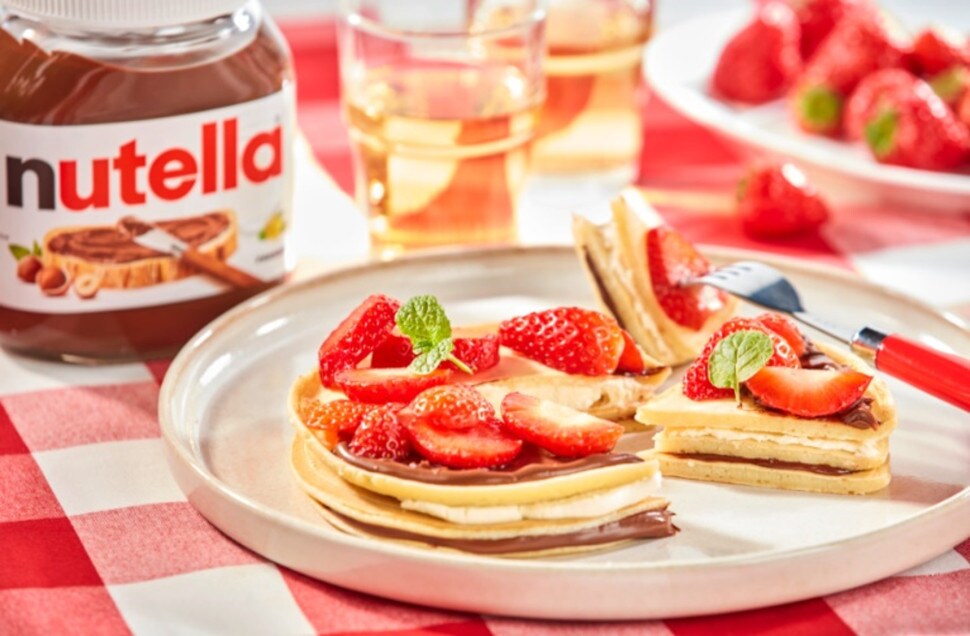 Pancakes with strawberries and mascarpone cheese