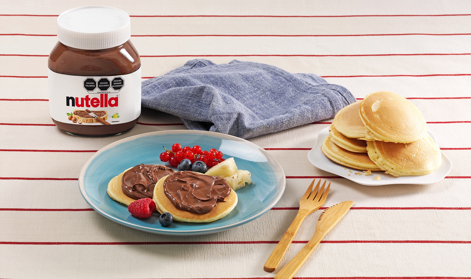 Mini pancakes with Nutella® and fruit