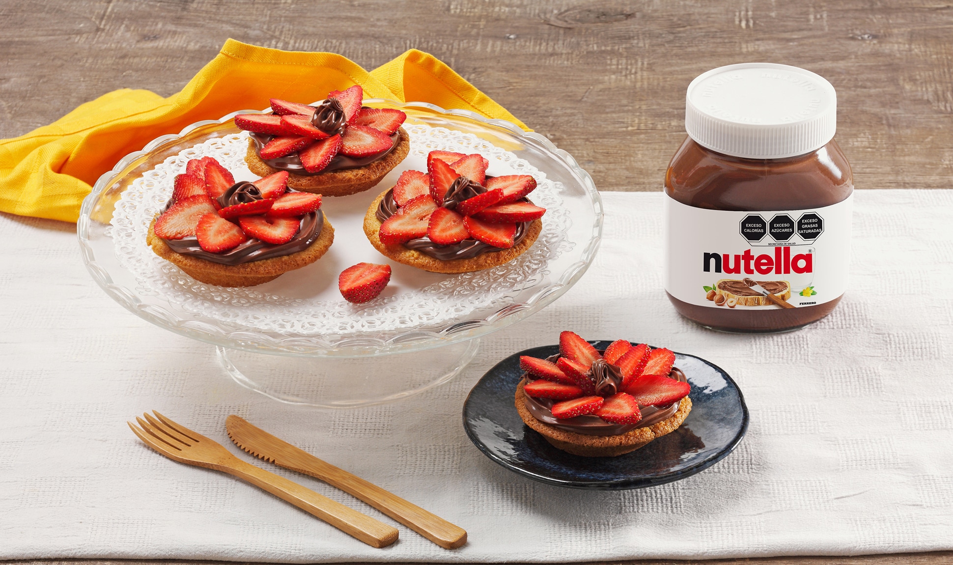 Mini tarts with Nutella® and strawberries