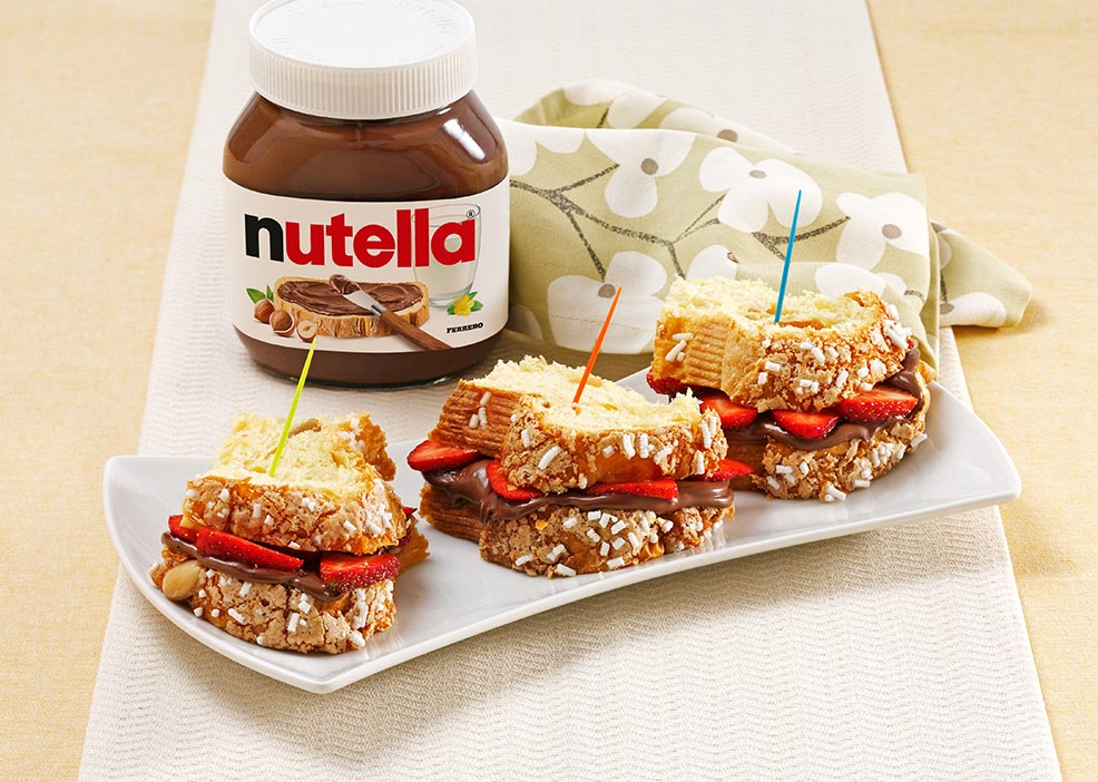 Babka wielkanocna z kremem Nutella® i truskawkami