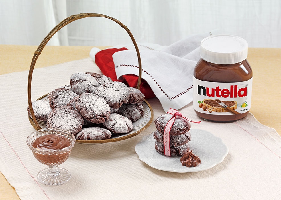 Ciemne ciasteczka Ricciarelli z kremem Nutella®