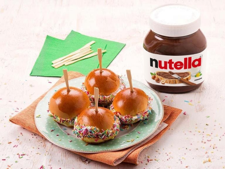 Mini bułeczki z kremem Nutella® i posypką cukrową