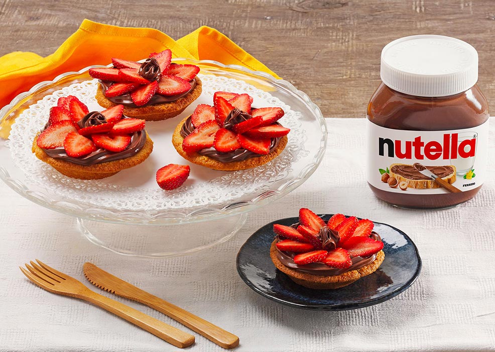 Mini tarts with Nutella® and strawberries