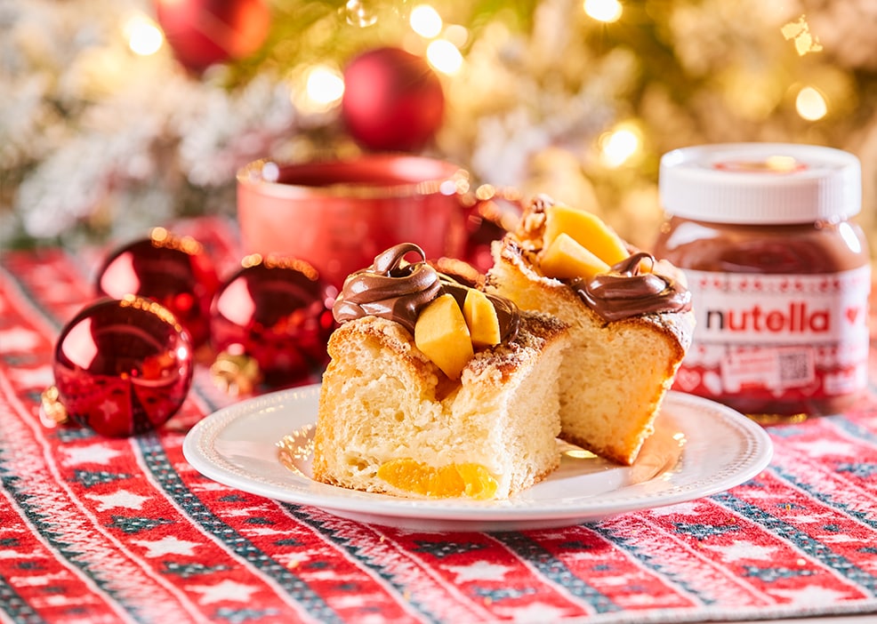 Puszyste ciasto drożdżowe z brzoskwiniami i kremem Nutella® na Święta