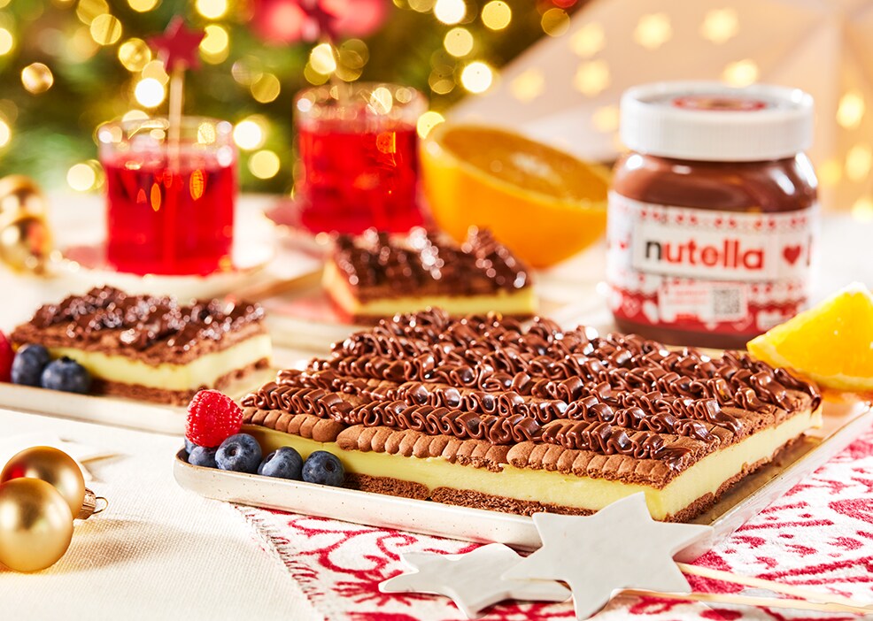 Świąteczne ciasto bez pieczenia z owocami, budyniem i kremem Nutella®