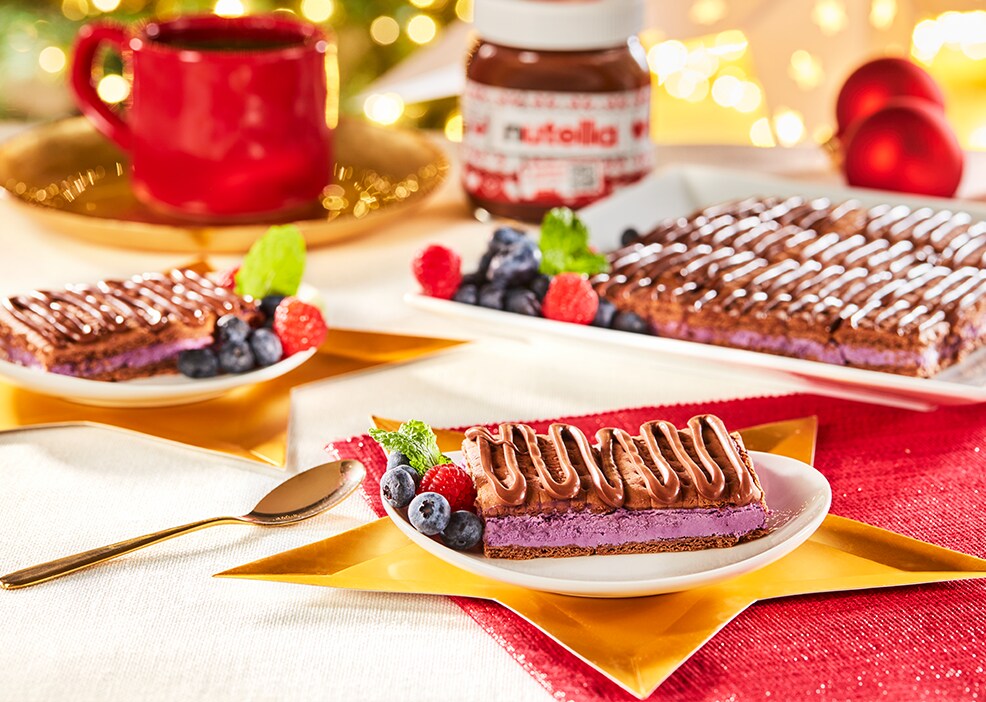 Świąteczne ciasto bez pieczenia z owocami, serkiem jagodowym i kremem Nutella®
