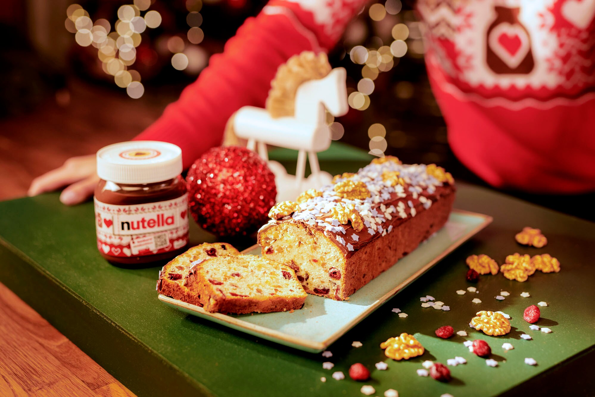 Świąteczny keks z kremem Nutella® i cukrowymi śnieżynkami