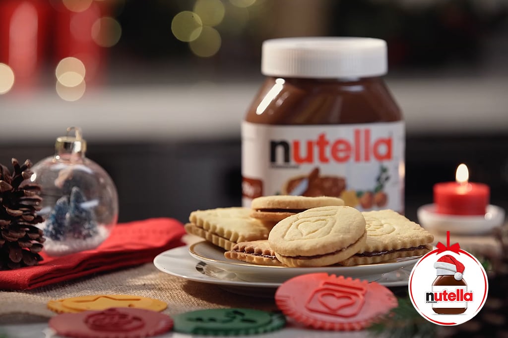Sandwich de biscuiți cu motive de Crăciun, umpluți cu Nutella®