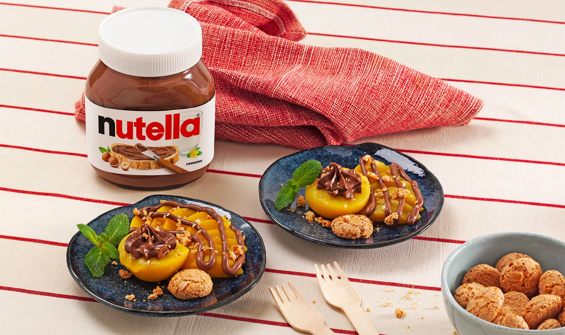 Персики с Nutella® и миндальным печеньем Амаретти