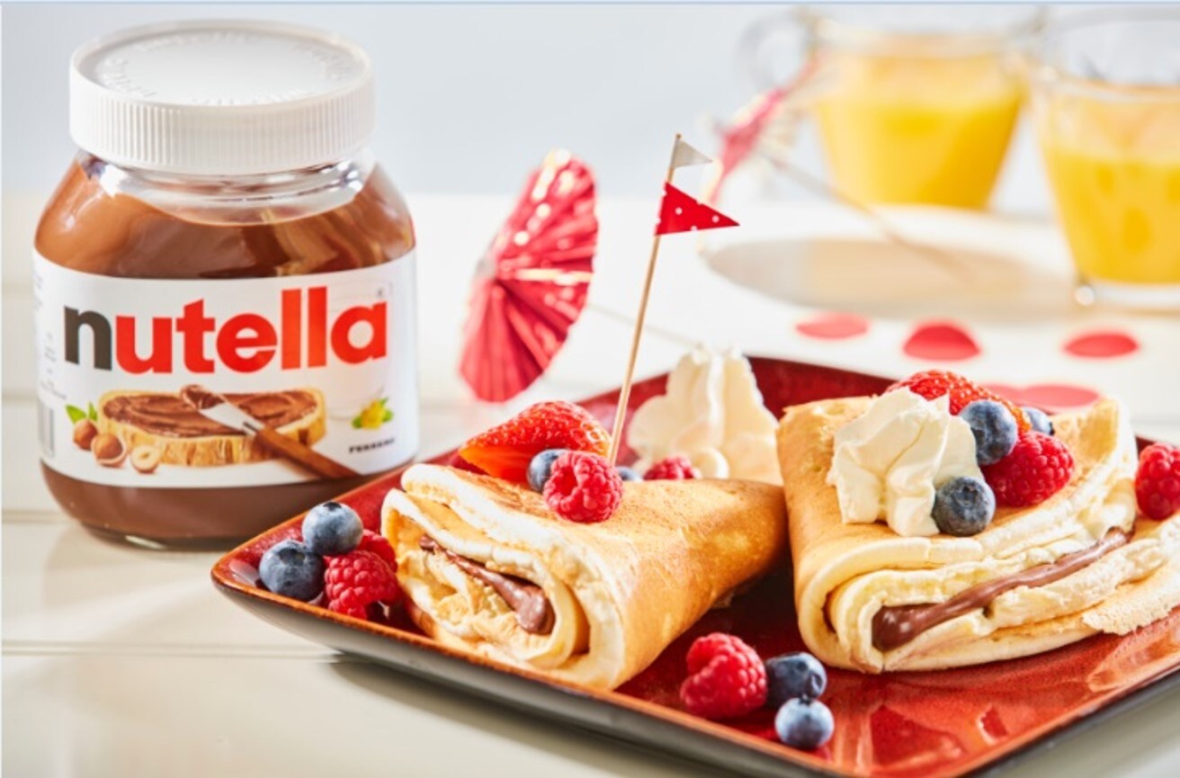 Воздушные блины с ягодами, взбитыми сливками и Nutella®